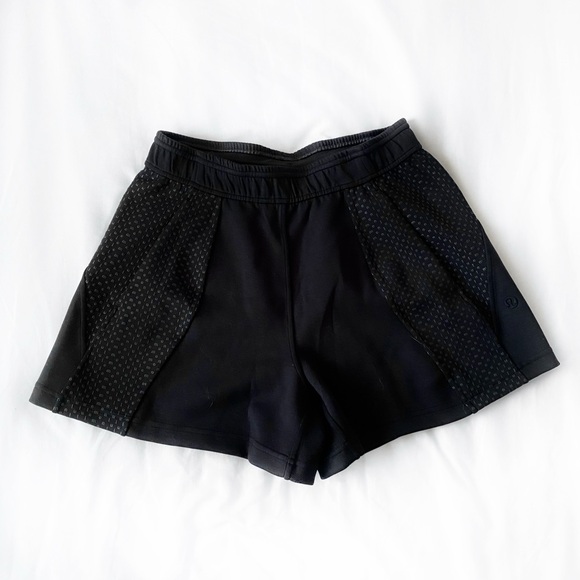 Lululemon Embossed Shorts 4” - Picture 1 of 4